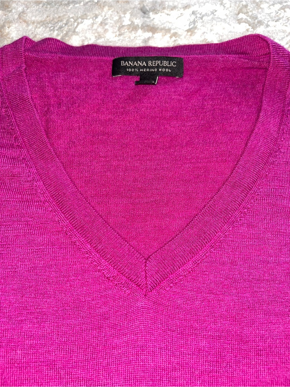 100% merino wool Banana Republic V-Neck Sweater - Bright Fuchsia - Picture 3 of 4